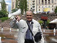 Andrzej Młynarek z gołębiem na ulicy Kijowa