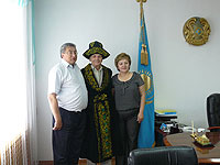W gabinecie Starosty Żaksy, ze sprezentowanym mi paradnym płaszczem CZAPAN (od lewej: Starosta, ja i V - ce Starościna)