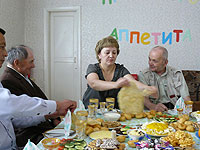 Starościna dzieli miejscowy chleb (z prawej w brązowym - Leonid Mucharski - Polak, który jako dziecko, pozostał w Kazachstanie na zawsze)