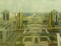 Widok z wieży Bajterik na Pałac Prezydenta. W głębi pusty step (zdjęcie przez szyby). Po lewej wieża Sejmu, po prawej wieża Senatu.
